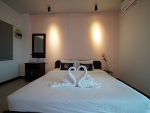Desk, bed sheets - RoomQuest Phuket Patong Beach (Patong)