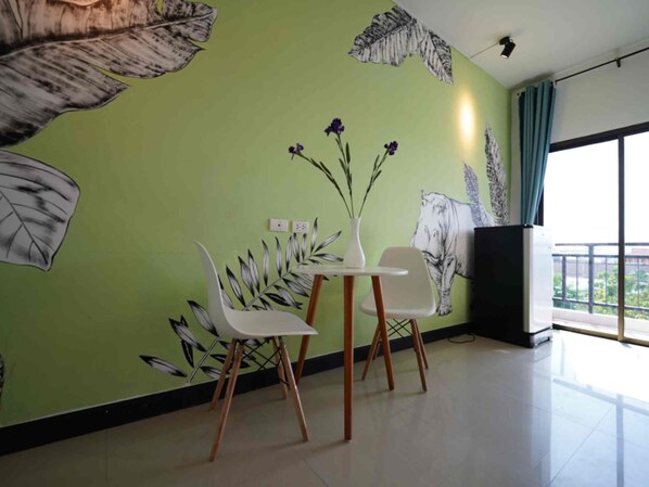 Standard Twin Room | Desk, bed sheets
