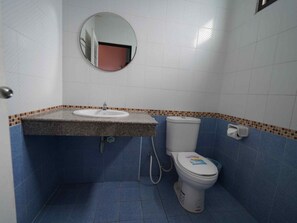 Douche, douche à « effet pluie », serviettes fournies