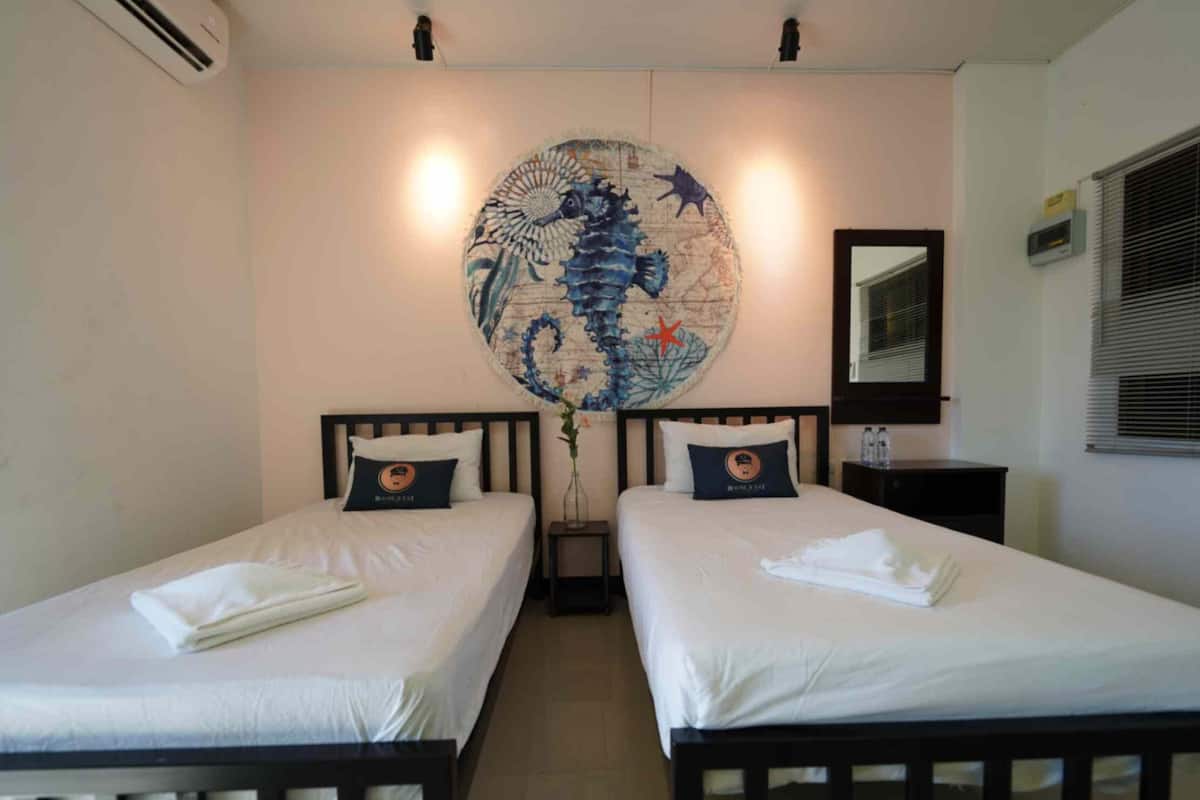 Standard Twin Room | Desk, bed sheets