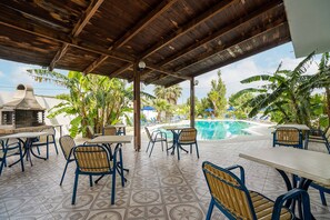 Outdoor dining - Holiday Apartment "Sotirakis Standard Room 3" with Mountain View, Shared Pool & Wi-Fi (Faliraki)