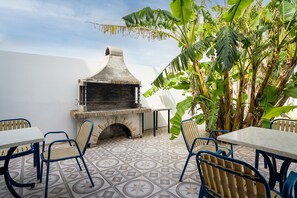 Outdoor dining - Holiday Apartment "Sotirakis Standard Room 1" with Mountain View, Shared Pool & Wi-Fi (Faliraki)