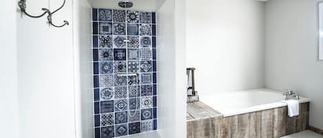 Bathtub, hair dryer, towels