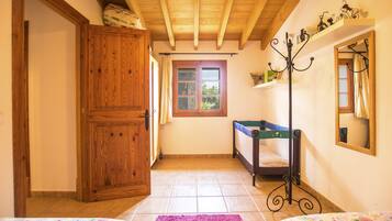 2 slaapkamers, een strijkplank/strijkijzer, gratis wifi, beddengoed