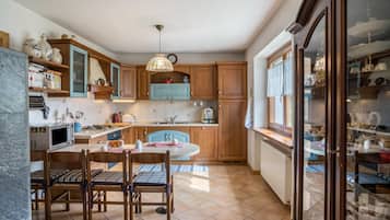 KĂŒhlschrank, Mikrowelle, Ofen, Herdplatte