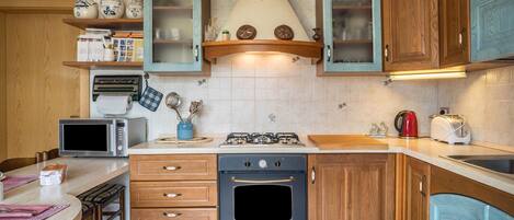 Køleskab, mikrobølgeovn, ovn, kogeplade