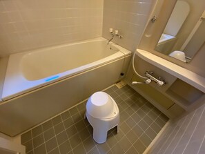 Ein Badezimmer mit Badewanne, Toilette und Waschbecken.