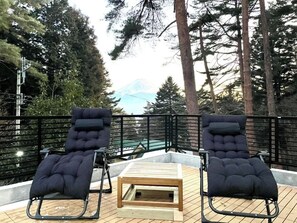 Terrace/patio - BBQ available Luxury villa Borealis in the midd - Luxury villa with BBQ facilities overlooking Mount Fuji Borealis / Minamitsurugun Yamanashi (Minamitsurugun)