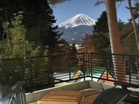 Property grounds. BBQ available Luxury villa Borealis in the midd - Luxury villa with BBQ facilities overlooking Mount Fuji Borealis / Minamitsurugun Yamanashi
