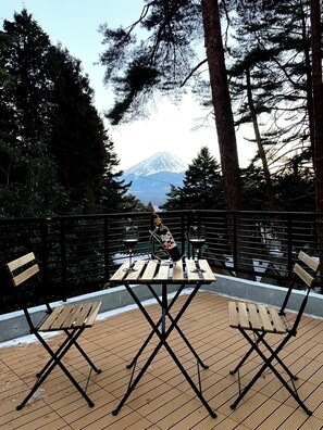 Outdoor dining - BBQ available Luxury villa Borealis in the midd - Luxury villa with BBQ facilities overlooking Mount Fuji Borealis / Minamitsurugun Yamanashi (Minamitsurugun)