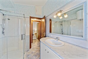 Dutxa, assecador de cabells i tovalloles 