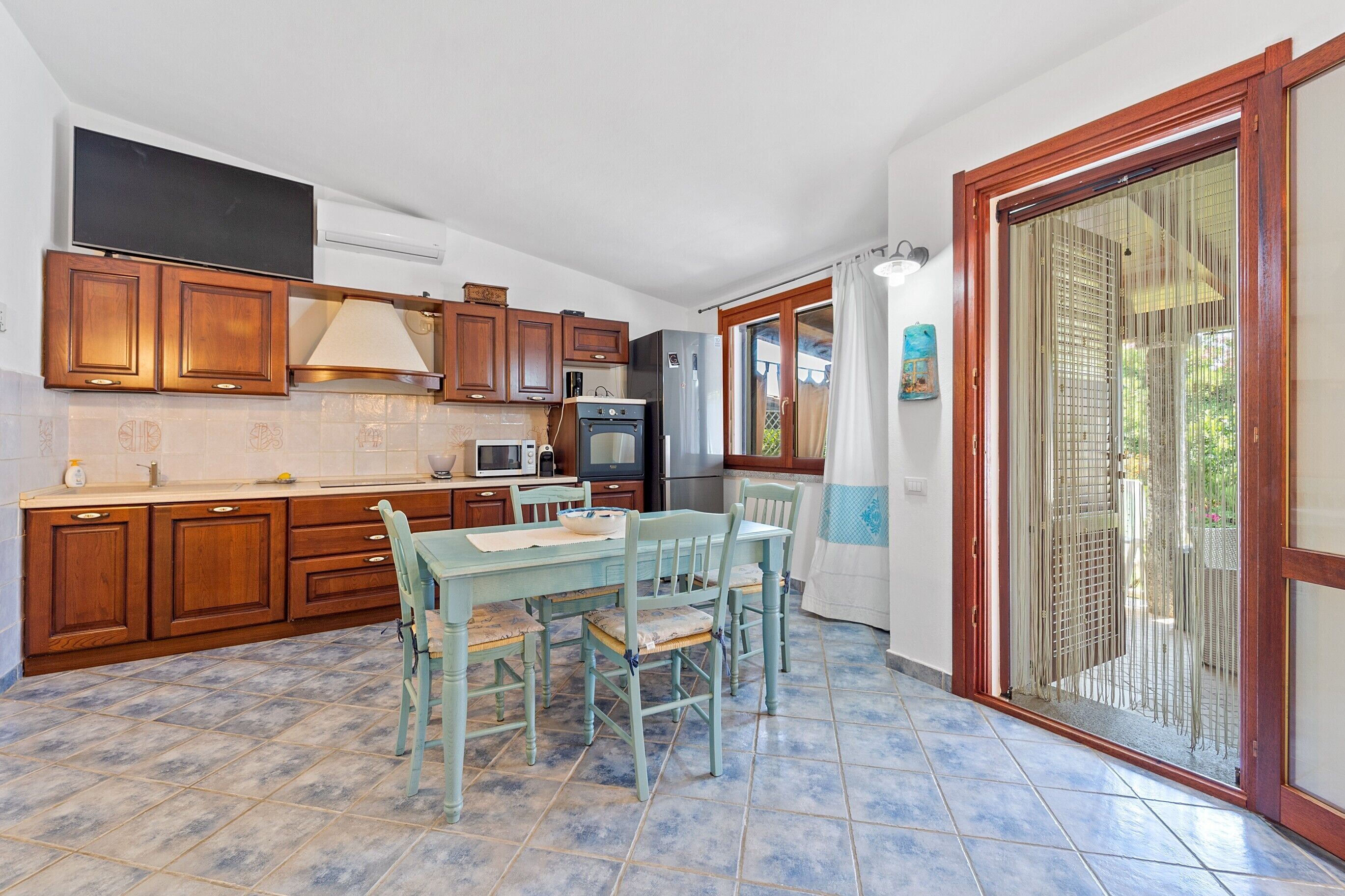 Een koelkast, een oven, een kookplaat, een vaatwasser