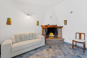 Televisión y chimenea 