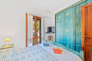 3 dormitoris, planxa i posts de planxar i roba de llit 