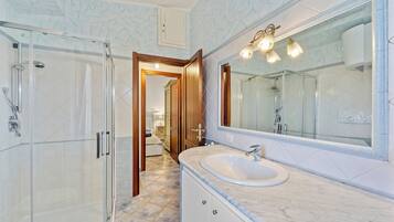 Doccia, asciugacapelli, asciugamani