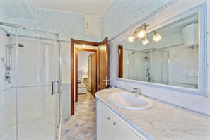 Douche, sèche-cheveux, serviettes fournies