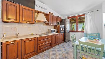 KĂŒhlschrank, Mikrowelle, Ofen, Herdplatte