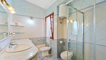 Dusche, Haartrockner, HandtĂŒcher