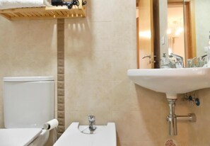 Douche, sĂšche-cheveux, serviettes fournies