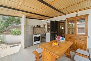 Fridge, oven, stovetop, dishwasher