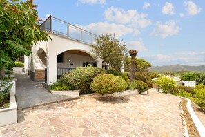 Property grounds - Holiday Home 'Villa Matteo' with Sea View, Wi-Fi and Air Conditioning (Perd'e Sali CA)