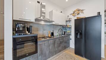 Réfrigérateur, four, plaque de cuisson, lave-vaisselle