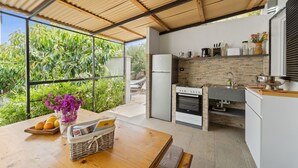 A modern kitchen with a built-in oven, a refrigerator, and a sink. - Holiday Home 'Villa Matteo' with Sea View, Wi-Fi and Air Conditioning (Perd'e Sali CA)