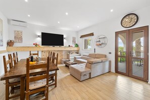 Interior - Holiday Home 'Villa Matteo' with Sea View, Wi-Fi and Air Conditioning (Perd'e Sali CA)