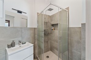 Shower, hair dryer, towels - Holiday Home 'Villa Matteo' with Sea View, Wi-Fi and Air Conditioning (Perd'e Sali CA)