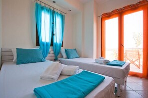 3 bedrooms, iron/ironing board, WiFi, bed sheets - K-Bozis Private Pool Villa, Siviri  (Kassandra)