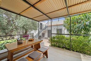 Outdoor dining - Studio Apartment 'Dependance Villa Matteo' with Sea View, Wi-Fi and Air Conditioning (Perd'e Sali CA,)