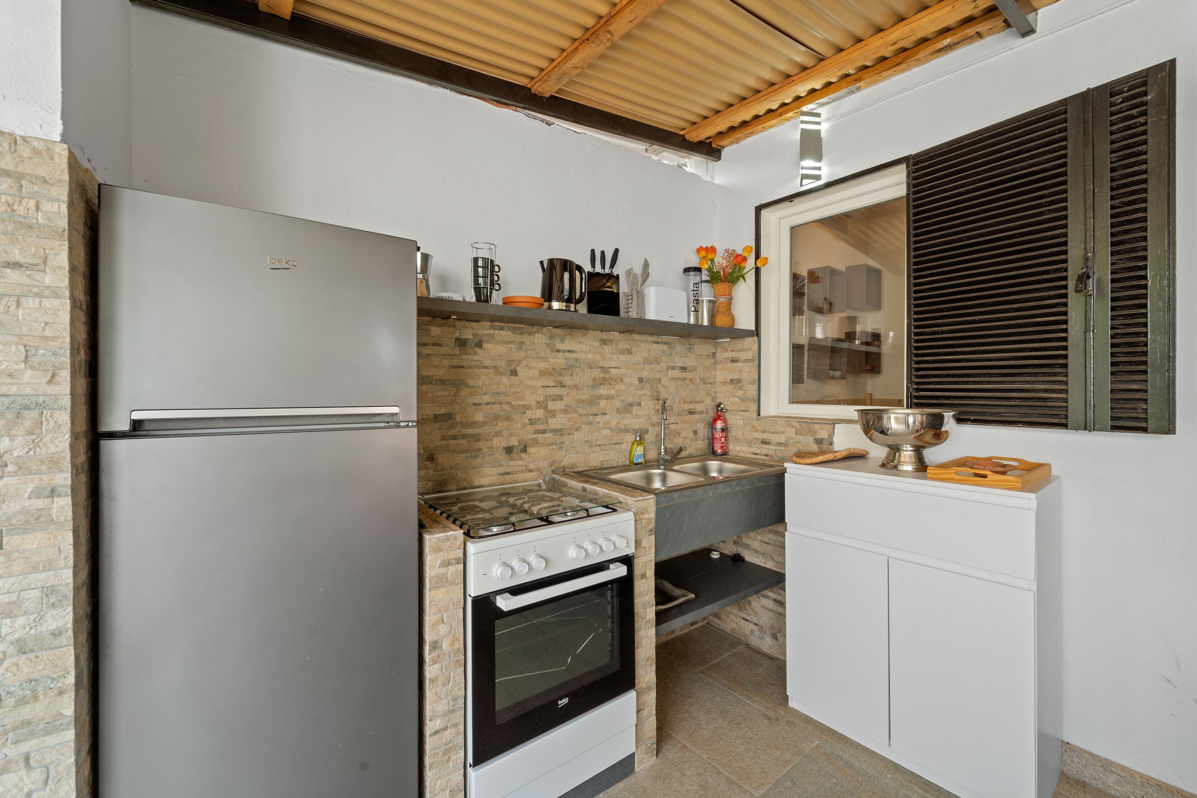 Kühlschrank, Ofen, Herdplatte, Wasserkocher