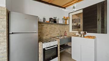 Kühlschrank, Ofen, Herdplatte, Wasserkocher