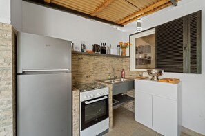 Fridge, oven, stovetop, electric kettle