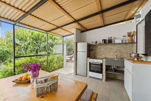 Fridge, oven, stovetop, electric kettle