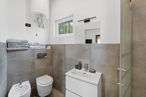 Shower, hair dryer, towels - Studio Apartment 'Dependance Villa Matteo' with Sea View, Wi-Fi and Air Conditioning (Perd'e Sali CA,)