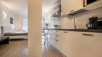 Frigorífic, microones, placa de cuina i cafetera i tetera