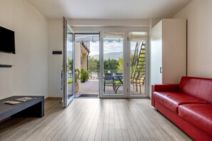 TV - Apartment 'Bilocale 4 Persone Villa Treccani' with Lake View, Wi-Fi and Air Conditioning (Malcesine)