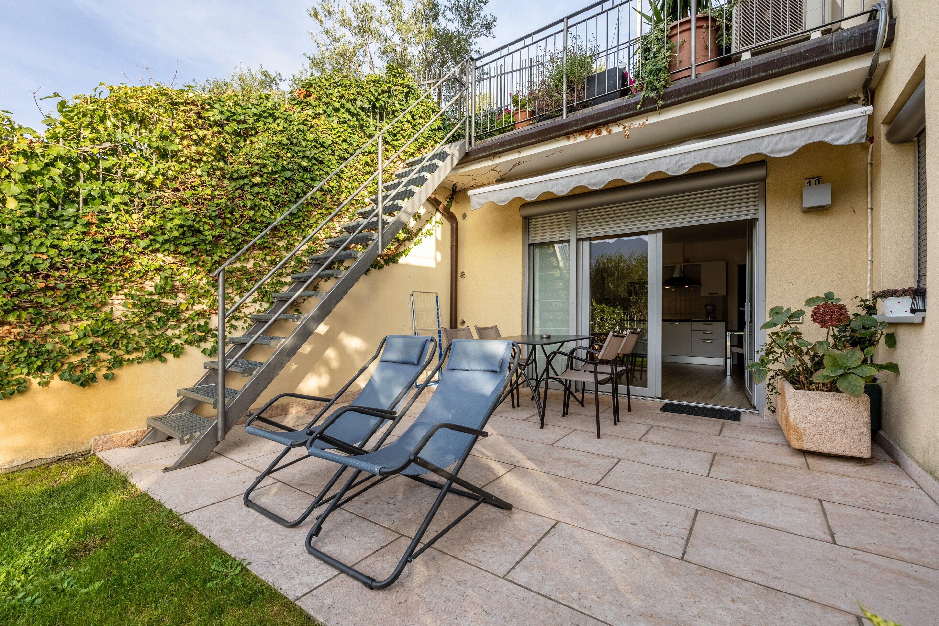 屋外ダイニングエリア