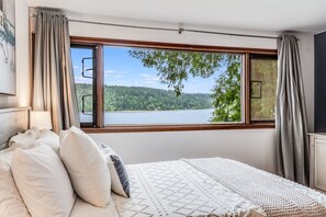 4 bedrooms, desk, travel crib, free WiFi - Sound & Cedar PNW Escape w/ Unbeatable Views (Bremerton)