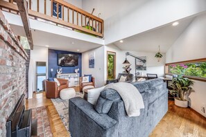 Smart TV, fireplace, stereo - Sound & Cedar PNW Escape w/ Unbeatable Views (Bremerton)