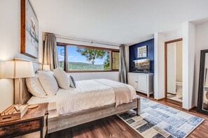 4 bedrooms, desk, travel cot, free WiFi