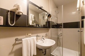 Shower, hair dryer, towels - Inner courtyard apartment Hotel garni am Domplatz (Erfurt)