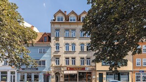 Een gebouw met een restaurant genaamd 'Vietnam Restaurant' op de begane grond.