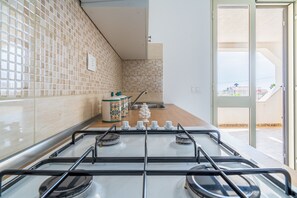 Refrigerador, horno, placa de cocina, utensilios de cocina