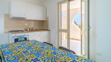 Fridge, oven, stovetop, cookware/dishes/utensils