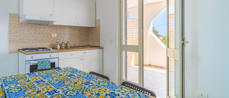 Kühlschrank, Ofen, Herdplatte, Kochgeschirr/Geschirr/Besteck