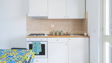 Refrigerador, horno, parrilla de estufa y utensilios de cocina