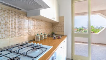 Refrigerador, horno, parrilla de estufa y cafetera y tetera