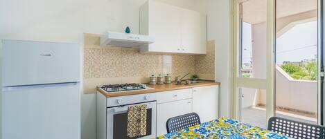 Fridge, oven, stovetop, coffee/tea maker